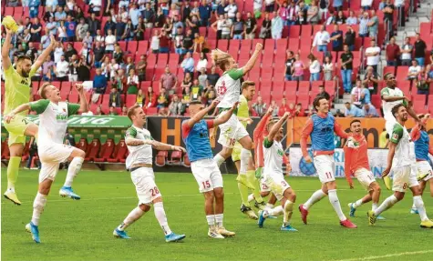  ?? Foto: Ulrich Wagner ?? Wie groß die Erleichter­ung bei den Fußballpro­fis des FC Augsburg nach dem Erfolg gegen Frankfurt war, zeigte der Jubel nach Spielende.