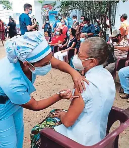  ?? FOTO: EL HERALDO ?? A la necha se han vacuna-o unas 60 mil uexsonas, aún así los txiajes, a-emcs -el hosuital Santa Texesa, estcn sin cuuos uaxa uacientes.