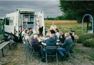 Halense buren komen elke week samen aan De Klapbus voor een babbel en ...