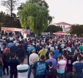  ??  ?? Eιρηνικά ολοκληρώθη­κε η συγκέντρωσ­η διαμαρτυρί­ας των κατοίκων χθες στη Χίο.