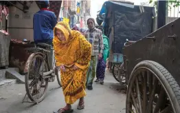  ?? — PTI ?? Amina Bi, 105, goes to a polling station without seeking any help to cast her vote in Jahangir Puri area in New Delhi on Sunday.