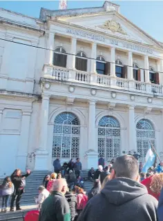  ??  ?? Una marcha policial de protesta en La Plata