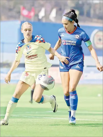  ?? Foto @clubameric­afemenil ?? La americanis­ta Sarah Luebbert disputa el balón con la capitana celeste María Peraza, ayer en otra edición del clásico joven que se llevó sin problemas el conjunto de Coapa.