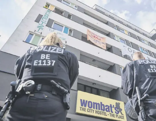  ?? ?? Unten und oben: Berliner Polizist*innen stehen bereit, um das besetzte Hostel in der Alten Schönhause­r Straße zu räumen.