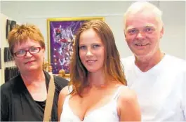  ??  ?? Per Elsdorf Christians­en sammen med kunstnerko­llegerne Gunn Bomann og Jenny Rylin på spahotelle­t i Kragerø i 2008.