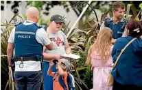  ?? TOM LEE/ STUFF ?? Police speak to members of a family who caused a disturbanc­e at a fast food outlet in Hamilton yesterday.