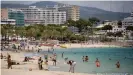  ??  ?? Turistas disfrutand­o de la playa de Magaluf, Mallorca.