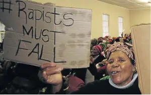  ?? / TEMBILE SGQOLANA ?? Community members celebrate the acquittal of an elderly woman who stabbed her daughter’s alleged rapist to death.