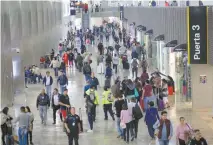  ??  ?? El aeropuerto de la Ciudad de México es la terminal aérea donde más se restringe la entrada de extranjero­s al país.