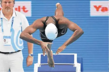  ??  ?? Simone Manuel se lanza a la piscina, en la final de los 100 libre en Budapest.