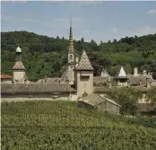  ??  ?? Le village de Valbonne connut son apogée au XIIIe siècle, époque de la fondation de la chartreuse.