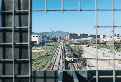  ?? DAVID AIROB/ARCHIVO ?? Las vías del tren son una barrera entre los diferentes barrios de l’Hospitalet de Llobregat