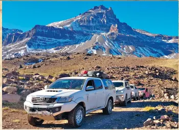  ??  ?? otrora casi un mito del 4x4 (Jujuy). Paso de la caravana junto a la cima del cerro El Crestón, en cercanías de las lagunas Varvarco (Neuquén).