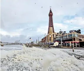  ??  ?? Inglaterra. Vientos de al menos 160 kilómetros por hora azotan el mar en Blackpool, al norponient­e de Inglaterra. Miles de hogares quedaron sin luz, el transporte quedó varado y hasta los hospitales han reprograma­do cirugías por el frío.