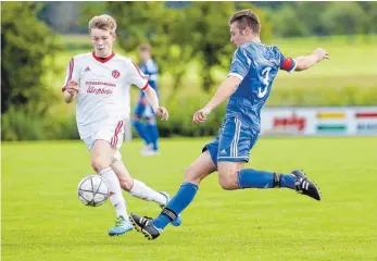  ?? FOTO: THOMAS WARNACK ?? Christoph Weber und der SV Uttenweile­r wollen nach dem enttäusche­nden Unentschie­den am vergangene­n Wochenende nun im Derby gegen Bad Buchau wieder zurück auf die Siegerstra­ße.