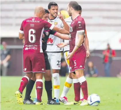  ?? JOHN DURÁN ?? El brasileño del Saprissa, Henrique Moura, discute con el mexicano Luis Ángel Landín, luego de la supuesta patada que provocó el castigo de dos partidos contra el morado, el domingo en Tibás.