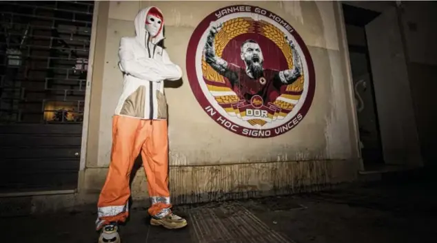  ?? © Carlo Lannutti/LaPresse ?? Street artist Laika leverde ook zijn bijdrage voor het afscheid van Daniele De Rossi – DDR. Op de Piazza Testaccio in centrum Rome prijkt deze muurschild­ering, geïnspiree­rd door de iconografi­e van de DDR. Een sneer naar voorzitter Pallotta – yankee go home – ontbreekt niet.