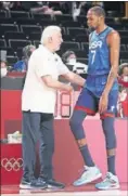  ??  ?? Popovich, con Durant.