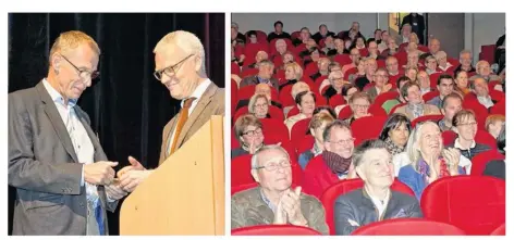  ??  ?? Alain Montagnon a reçu la médaille d’honneur de la Ville des mains du maire. Ce devant une partie des 370 donateurs qui ont aidé Dinan à financer la restaurati­on du rempart effondré le 2 mars 2015.