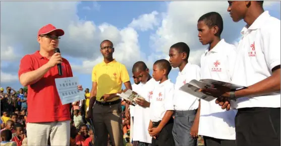  ?? PROVIDED TO CHINA DAILY ?? A Chinese medical worker interacts with students in Zanzibar to enhance the locals’ awareness on preventing schistosom­iasis, a disease caused by parasitic worms.