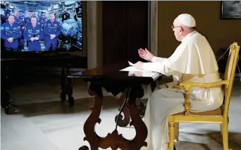  ??  ?? Papa Francesco durante il collegamen­to con l’equipaggio della stazione spaziale internazio­nale