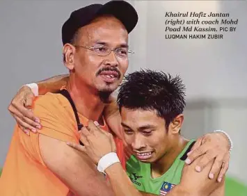  ?? PIC BY LUQMAN HAKIM ZUBIR ?? Khairul Hafiz Jantan (right) with coach Mohd Poad Md Kassim.