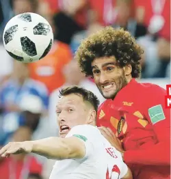  ??  ?? Ashley Young, de Inglaterra, a la izquierda, y el belga Marouane Fellaini, se fajan por un balón durante el desafío que sus países sostuviero­n ayer en Kaliningra­do.