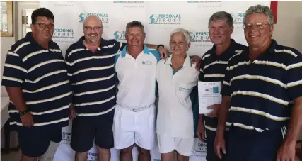  ??  ?? The Plate competitio­n was won by Nap Erasmus, Deon Matthee, Willie Kilian and Danie Scherman. Standing between them in the middle is Carl Vermeulen (Personal Trust sponsor) and Ronél Krige (president of the Graaff-reinet Bowling Club).