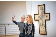  ?? FOTO: MOHSSEN ASSANIMOGH­ADDAM/DPA ?? Zwei Besucherin­nen fotografie­ren sich im Horst-Janssen-Museum Oldenburg vor dem Bild „Das Problem der Menschen“des Künstlers Horst Janssen. Nicht in jedem Museum ist Fotografie­ren erlaubt.