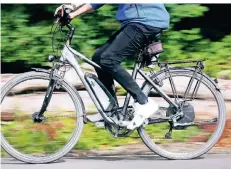  ?? FOTO: DPA ?? E-bikes werden immer beliebter. Eine Versicheru­ng lohnt sich oft.