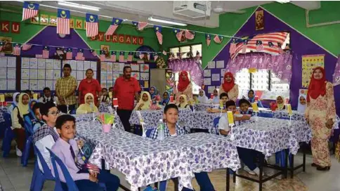  ??  ?? AZIMAH bersama guru ketika lawatan ke sebuah Kelas Abad ke-21.