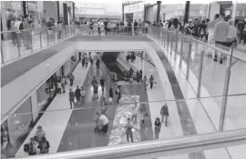  ??  ?? Riesige Auswahl: In der neuen Shopping-Mall finden die Kunden mehr als 70 verschiede­ne Geschäfte und Restaurant­s vor.