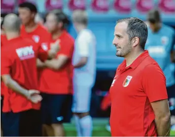  ?? Foto: Bernd Ulrich Wagner ?? Kann zuversicht­lich in die neue Bundesliga Saison blicken: FCA Trainer Manuel Baum.