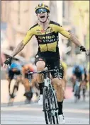  ?? MARCO ALPOZZI / AP ?? Van Aert celebra el triomf