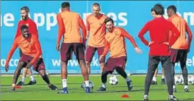  ?? REUTERS ?? Barcelona's Lionel Messi trains with teammates ahead of their Champions League match.