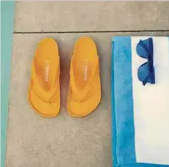  ?? ?? Diese Zehentrenn­er sind wasserabwe­isend – und dürfen mit in den Pool: Sandale „Honolulu EVA“von Birkenstoc­k, um 35 Euro.