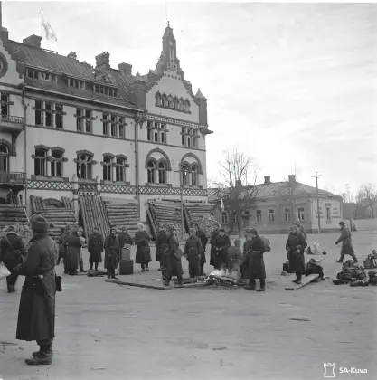  ?? FOTO: SA-KUVAT ?? När trupperna anlände till Hangö den 4 december 1941 samlades de utanför Lignellska huset.