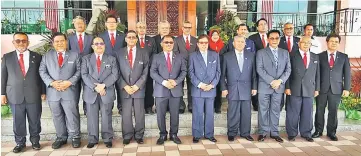  ??  ?? Abang Johari (front row, fifth right) together with Abdul Karim (front row, third right), Morshidi (front row, fourth right) and Ik Pahon (front row, right) pose for a group photo with Idris (front row, fifth left) and Melaka exco members.