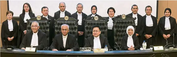  ??  ?? One for the album: Malanjum (seated, second from right) with (seated from left) Chief Judges of Sabah and Sarawak Datuk Seri David Wong Dak Wah, President of the Court of Appeal Tan Sri Ahmad Maarop and Chief Judge of Malaya Tan Sri Zaharah Ibrahim. Also present are (standing, from left) High Court judges Wong Chee Lin, Celestina Stuel Galid, Dean Wayne Daly, Ismail Ibrahim, Abu Bakar Katar, Datuk Rozana Ali Yusoff, Datuk Faizah Jamaludin, Datuk Ahmad Kamal Md Shahid, Darryl Goon Siew Chye and Hayatul Akmal Abd Aziz. — Bernama