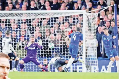  ??  ?? FABREGAS menjaringk­an gol ketiga Chelsea ketika beraksi pada perlawanan pusingan keempat Piala Liga Inggeris menentang Derby di Stamford Bridge Rabu lepas. — Gambar AFP