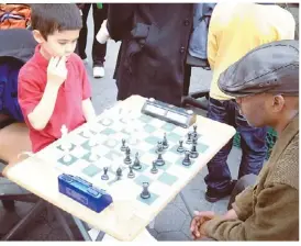  ??  ?? ÉCLECTIQUE DUO Je dis souvent qu'à New York, on célèbre la différence et les classes sociales se mélangent. Cette photo le résume bien. J'ai croisé cet éclectique duo à Union Square. Les principaux lieux pour jouer aux échecs en public se trouvent à...