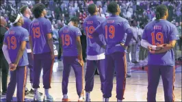  ?? Robert Sabo ?? SALUTE TO THE CAPTAIN: The Knicks all wear T-shirts with Willis Reed’s No. 19 in honor of The Captain, who died at 80 last week.