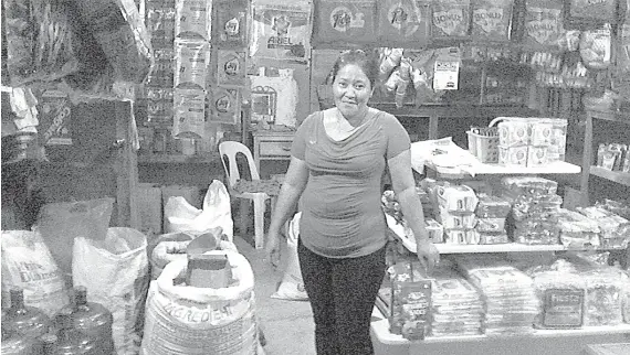  ?? / TAMPO NGA HULAGWAY ?? ■ TINDAHAN: Si AIma Carias, 44, ug ang iyang tindahan sa Alicia, Bohol.