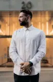  ?? ?? A WHITE shirt can be dressed up or down. | Pexels