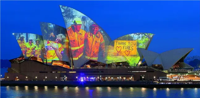  ?? REUTERS ?? Imágenes proyectada­s sobre las paredes de la Casa de la Ópera de Sídney en honor a los bomberos y las comunidade­s afectadas por los incendios en Australia