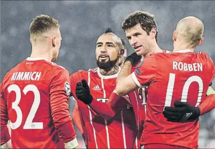  ?? FOTO: EFE ?? Thomas Müller celebra un gol en el partido contra el Besiktas con Robben, Vidal y Kimmich