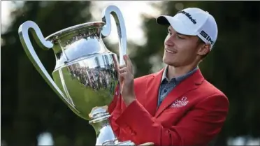  ?? FOTO: RITZAU SCANPIX ?? Efter en staerk finalerund­e kunne Rasmus Højgaard lade sig hylde sig som vinder af Omega European Masters.