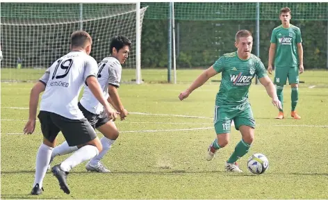  ?? FOTO: MOCNIK ?? Gegen den FC Remscheid feierte David Machnik (am Ball) ein starkes Comeback. Im Nachholspi­el gegen Jüchen steht er nicht zur Verfügung.