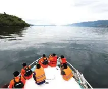  ?? - Reuters ?? RESCUE OPERATION: Search and rescue personnel look for missing passengers from Monday’s ferry accident at Lake Toba in Simalungun, North Sumatra, Indonesia on June 20, 2018.