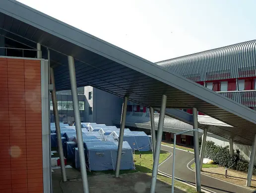 ?? (Bergamasch­i) ?? Le tende L’ospedale da campo allestito all’esterno dell’ospedale di Schiavonia, a Monselice